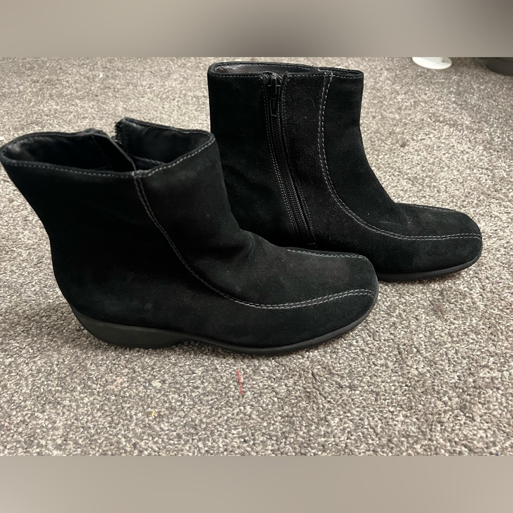 Clark’s Suede‎ Women’s Size 7